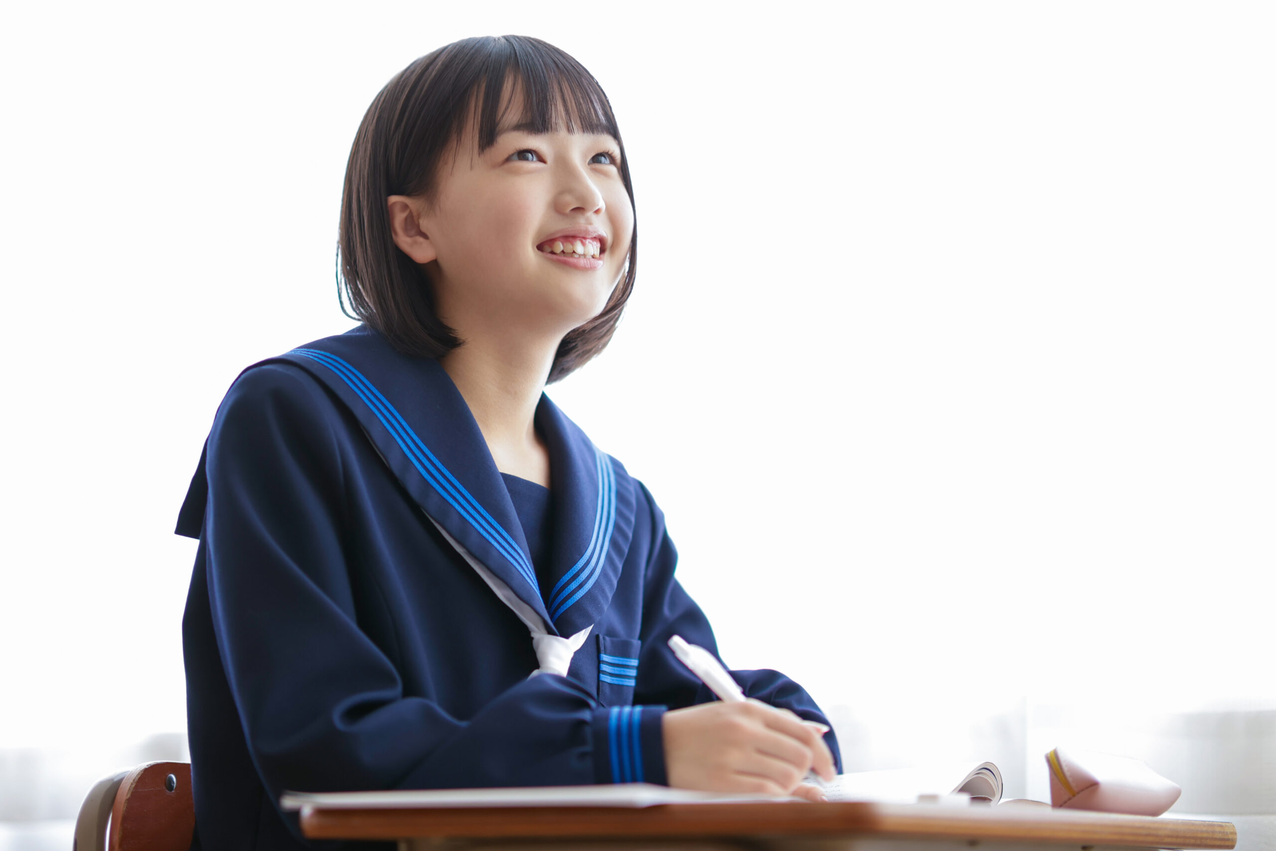 北辰テストの成績表を確認する保護者と中学生の様子