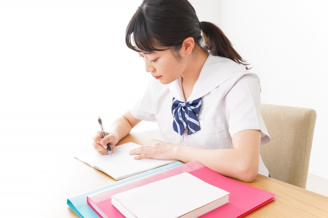 理数系の実験に取り組む高校生の様子