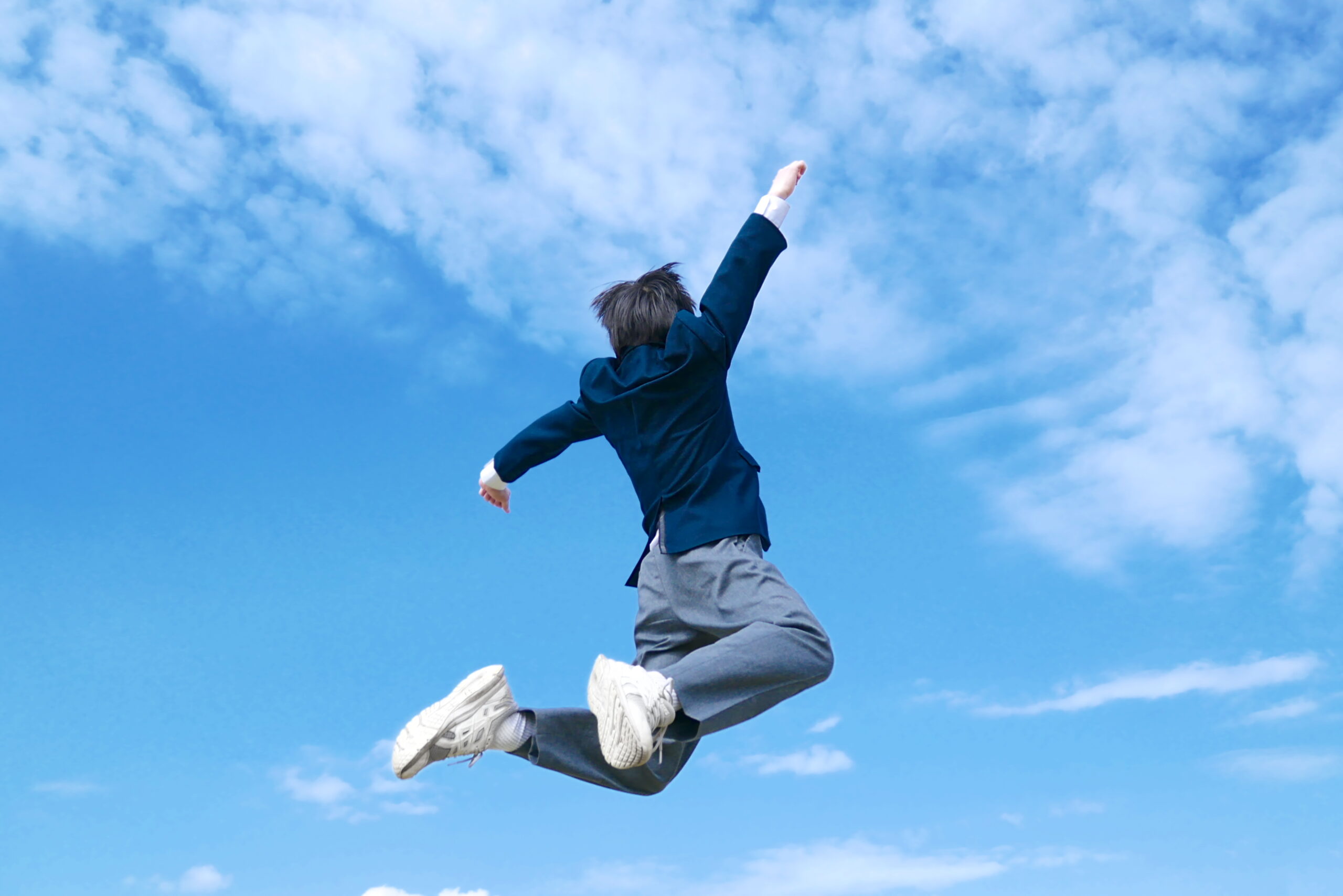 腕時計を確認しながら北辰テストに取り組んでいる中学生の様子