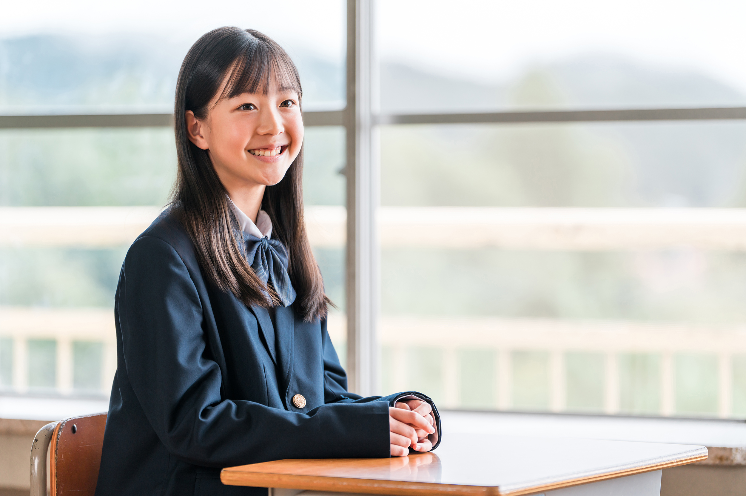 自分の言葉で志望理由を考えている中学生の様子