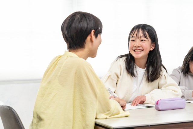 中学校の国語のテスト結果を見つめながら学習のやり方を考える中学生
