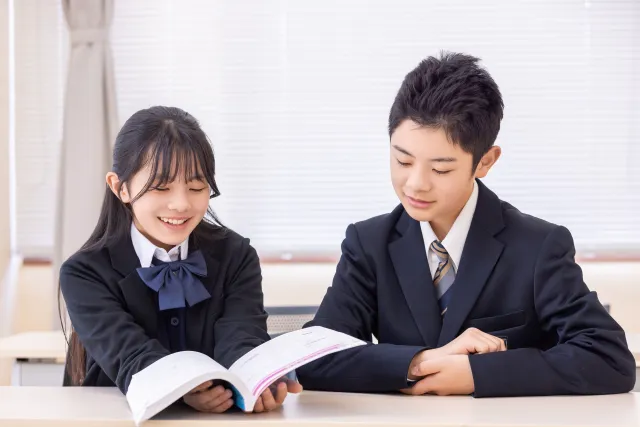 北辰テストと定期テストの勉強スケジュールについて相談する中学生