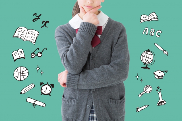 高校受験の費用や募集要項についてパソコンを見ながら相談する家族の様子