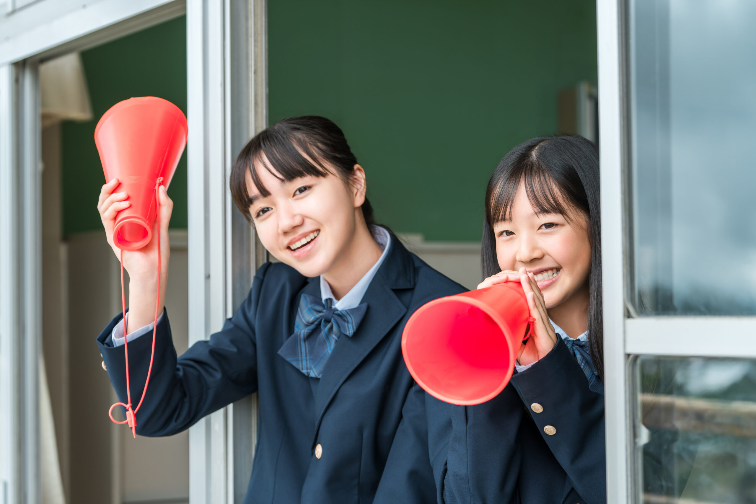 北辰テストの結果を見ながら親子で志望校や勉強の優先順位について話し合う様子