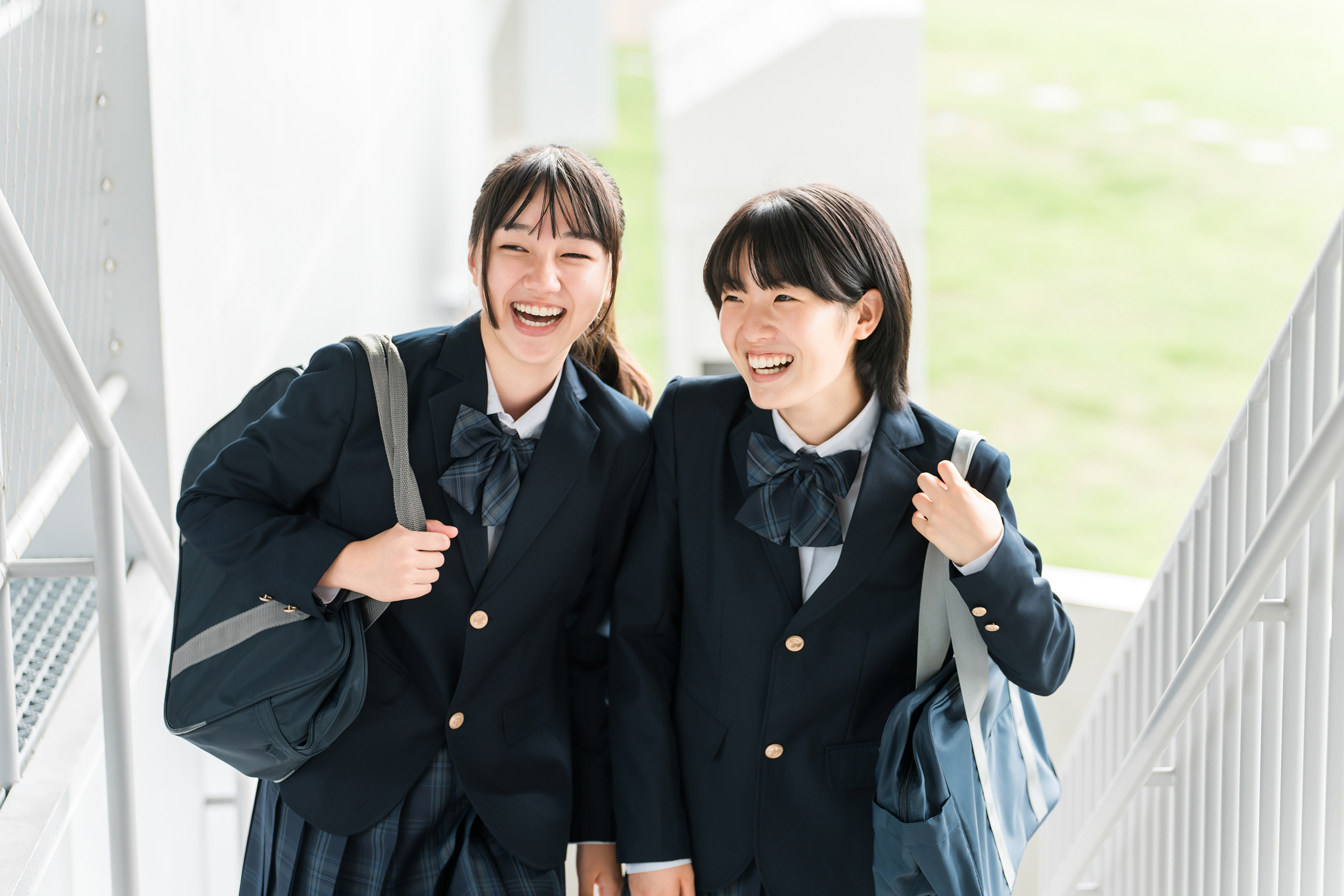 高校入試に向けて目標偏差値と通知表の基準を確認する女子中学生