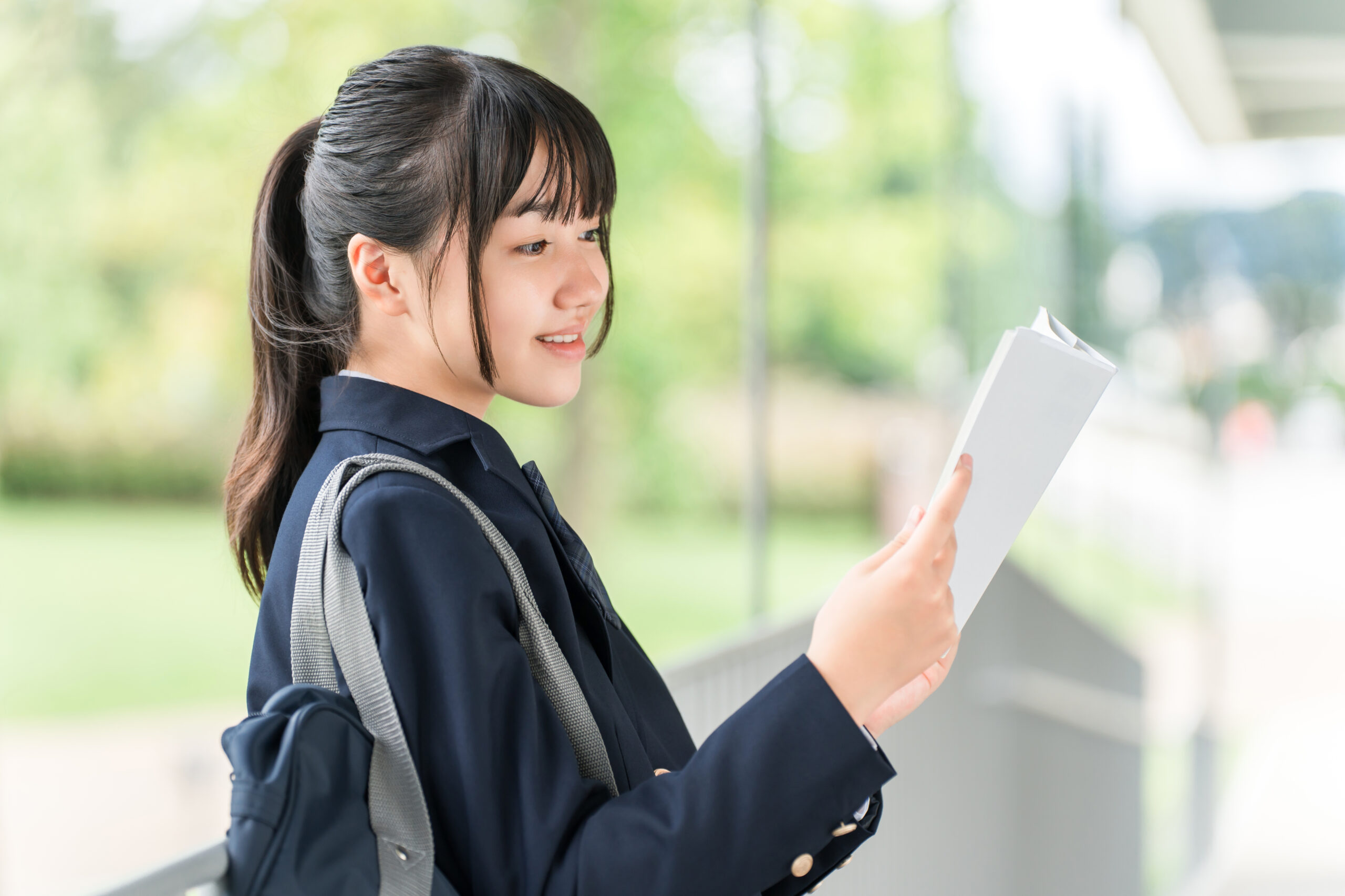 体調に合わせて自宅で落ち着いて読書や学習に取り組む子どもの様子